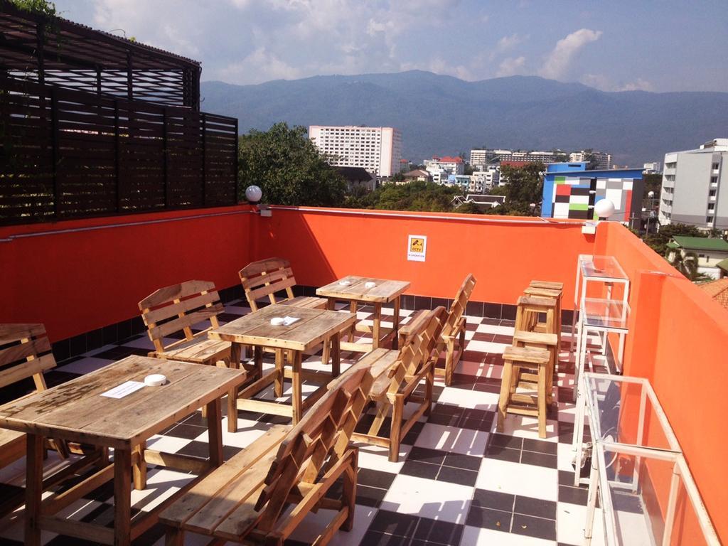 Safe And Sound Hostel Чиангмай Екстериор снимка