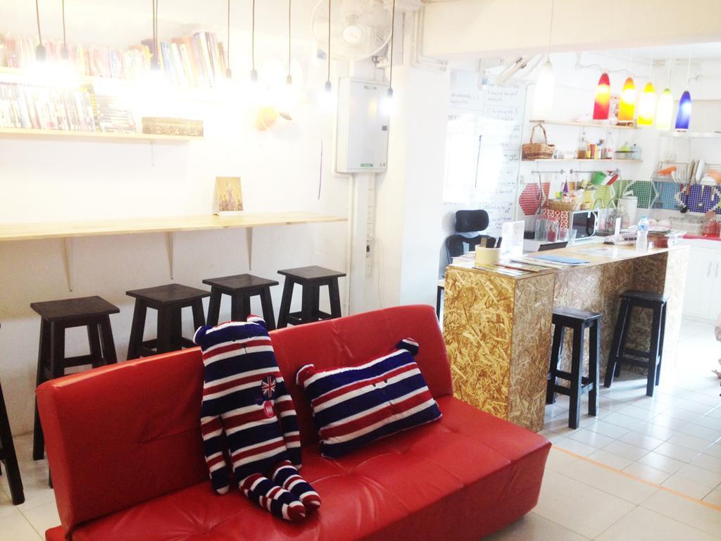 Safe And Sound Hostel Чиангмай Екстериор снимка
