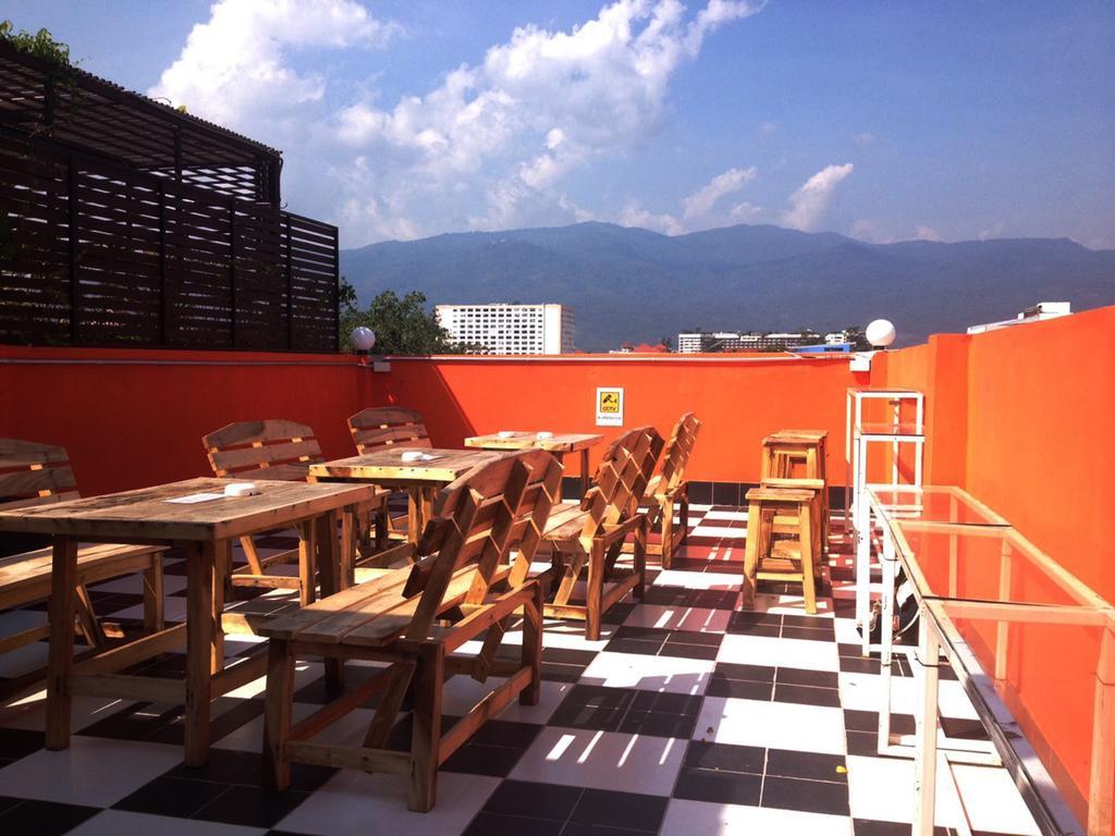Safe And Sound Hostel Чиангмай Екстериор снимка