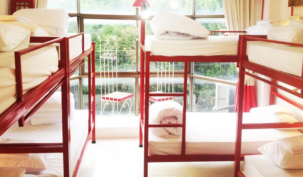 Safe And Sound Hostel Чиангмай Екстериор снимка