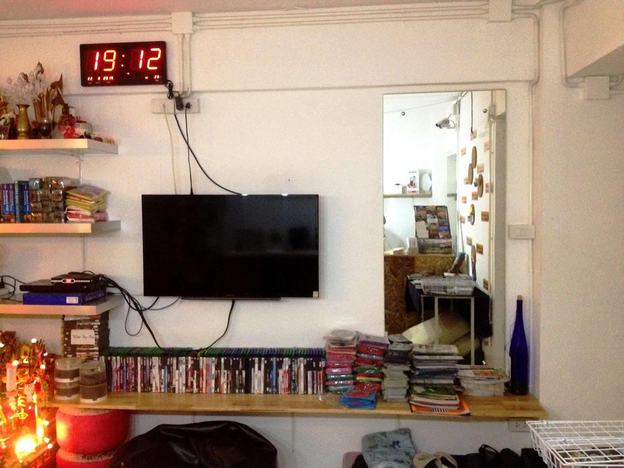 Safe And Sound Hostel Чиангмай Екстериор снимка