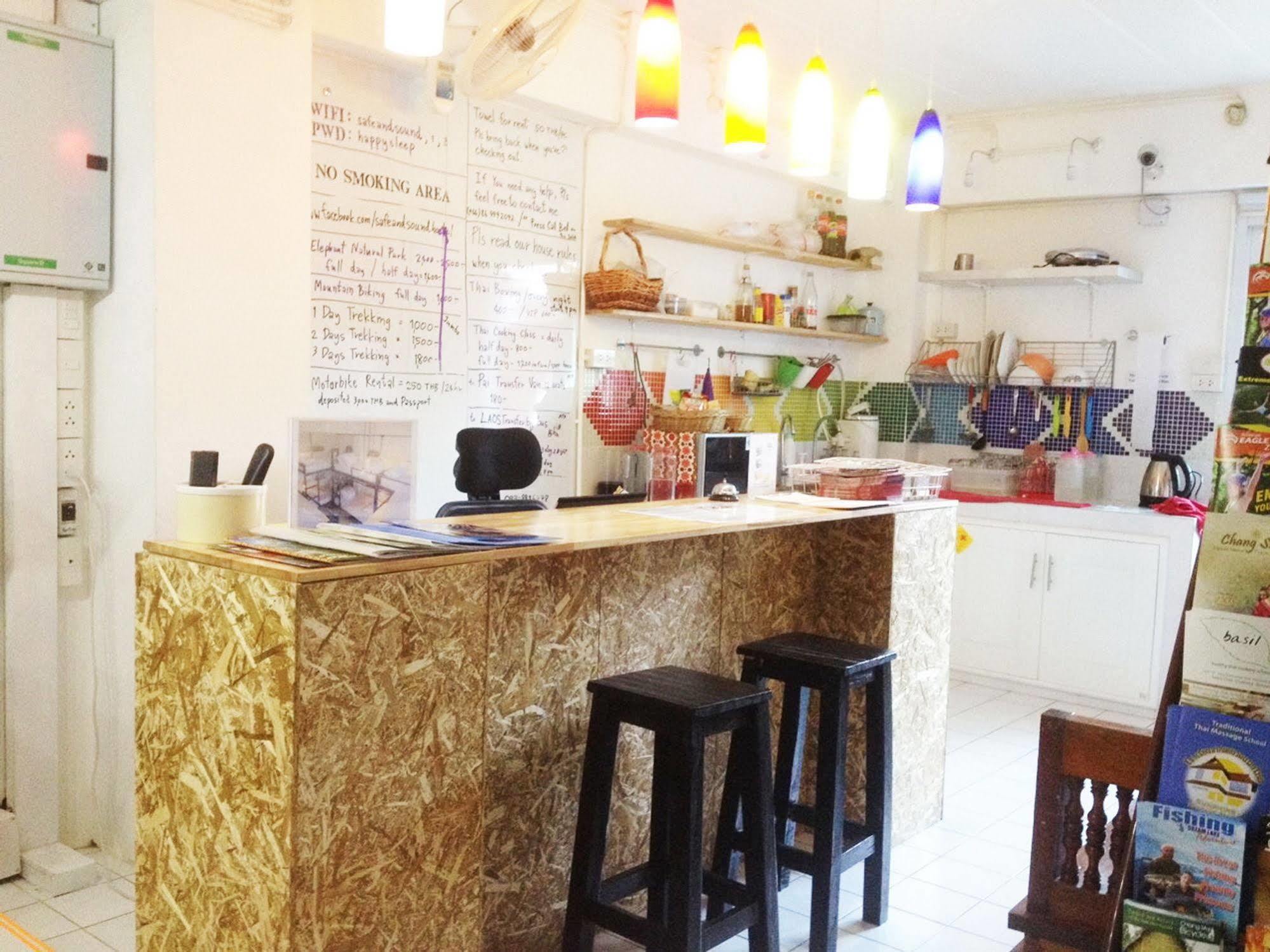 Safe And Sound Hostel Чиангмай Екстериор снимка