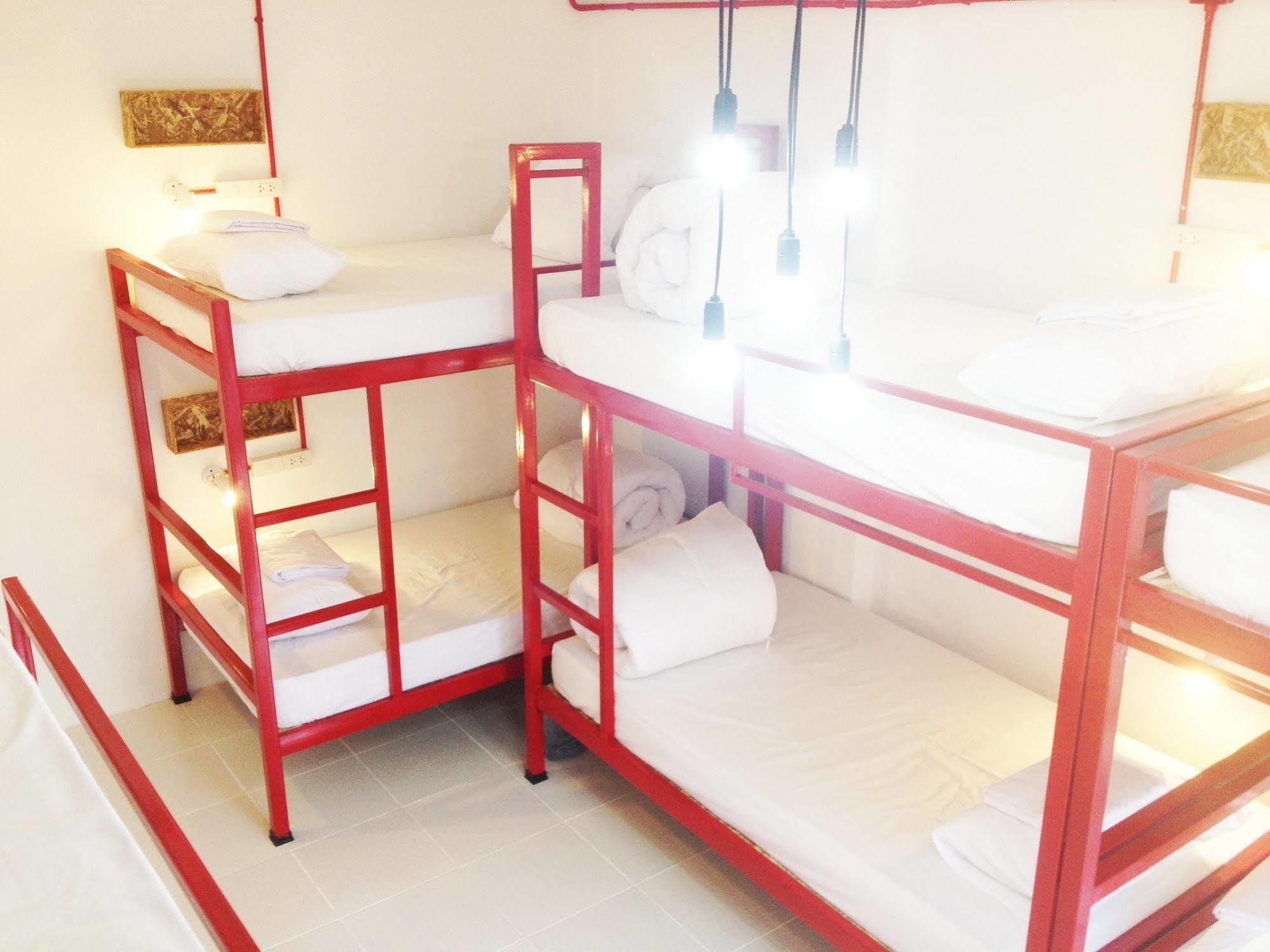 Safe And Sound Hostel Чиангмай Екстериор снимка
