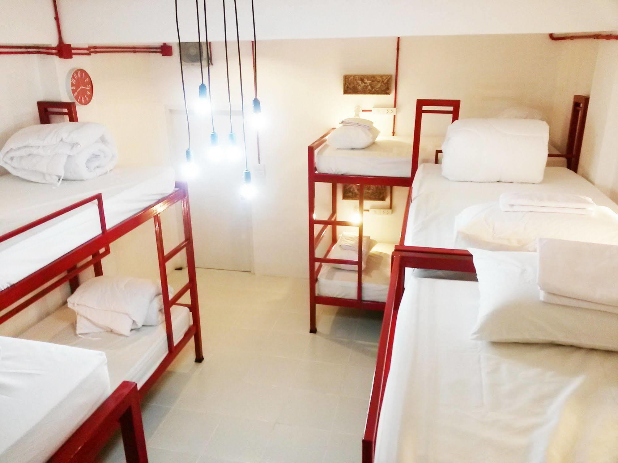 Safe And Sound Hostel Чиангмай Екстериор снимка