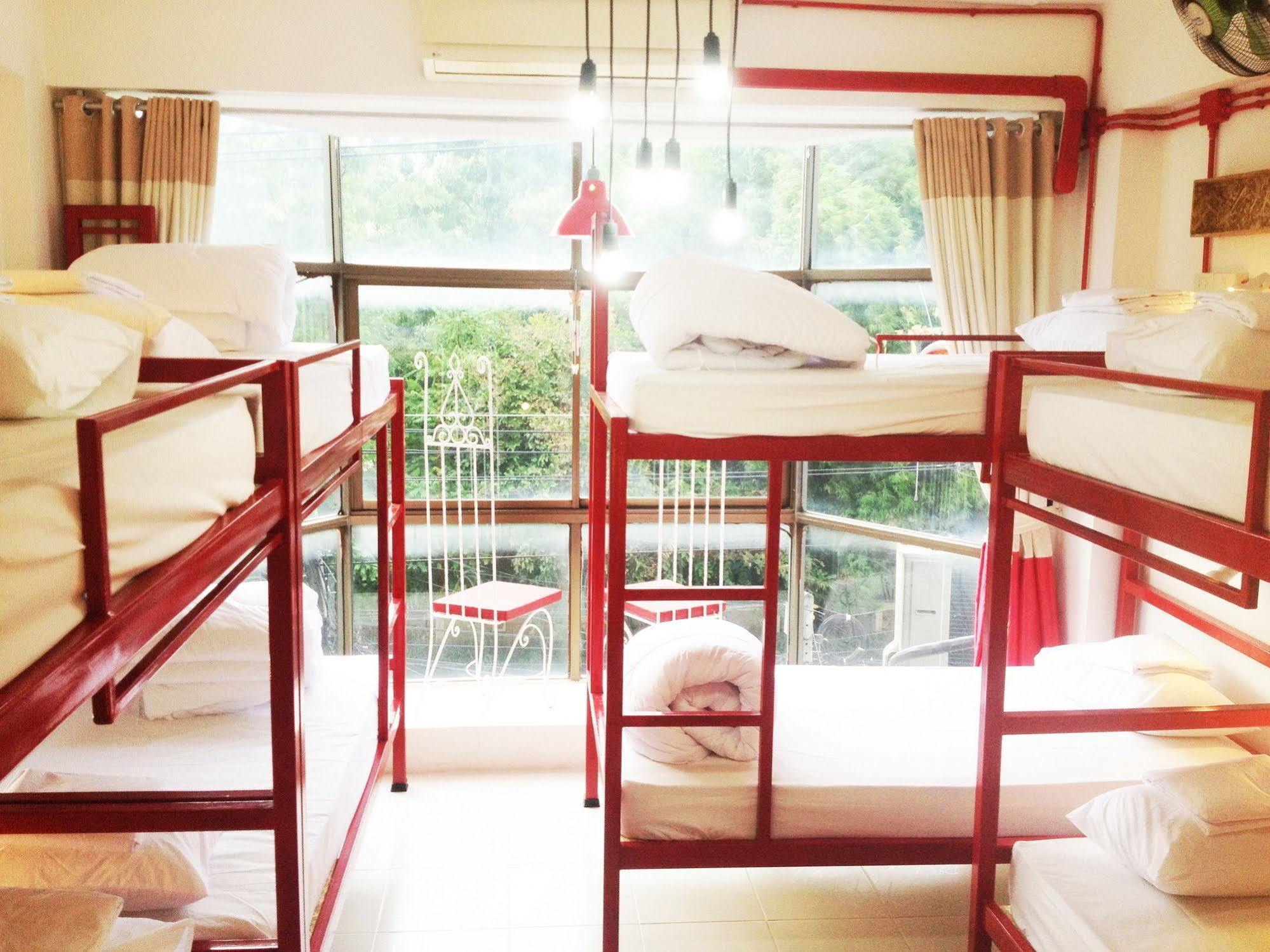 Safe And Sound Hostel Чиангмай Екстериор снимка