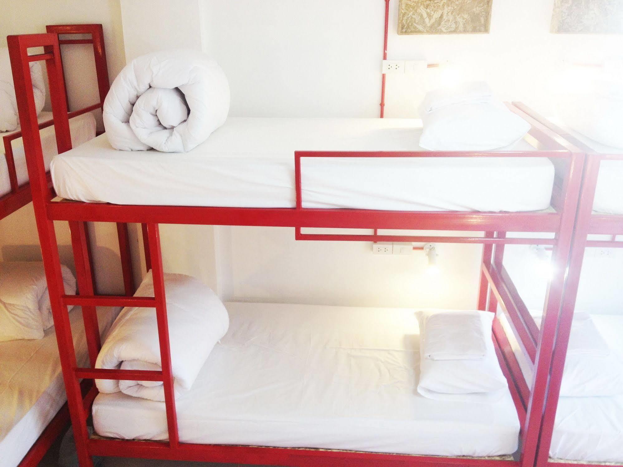 Safe And Sound Hostel Чиангмай Екстериор снимка