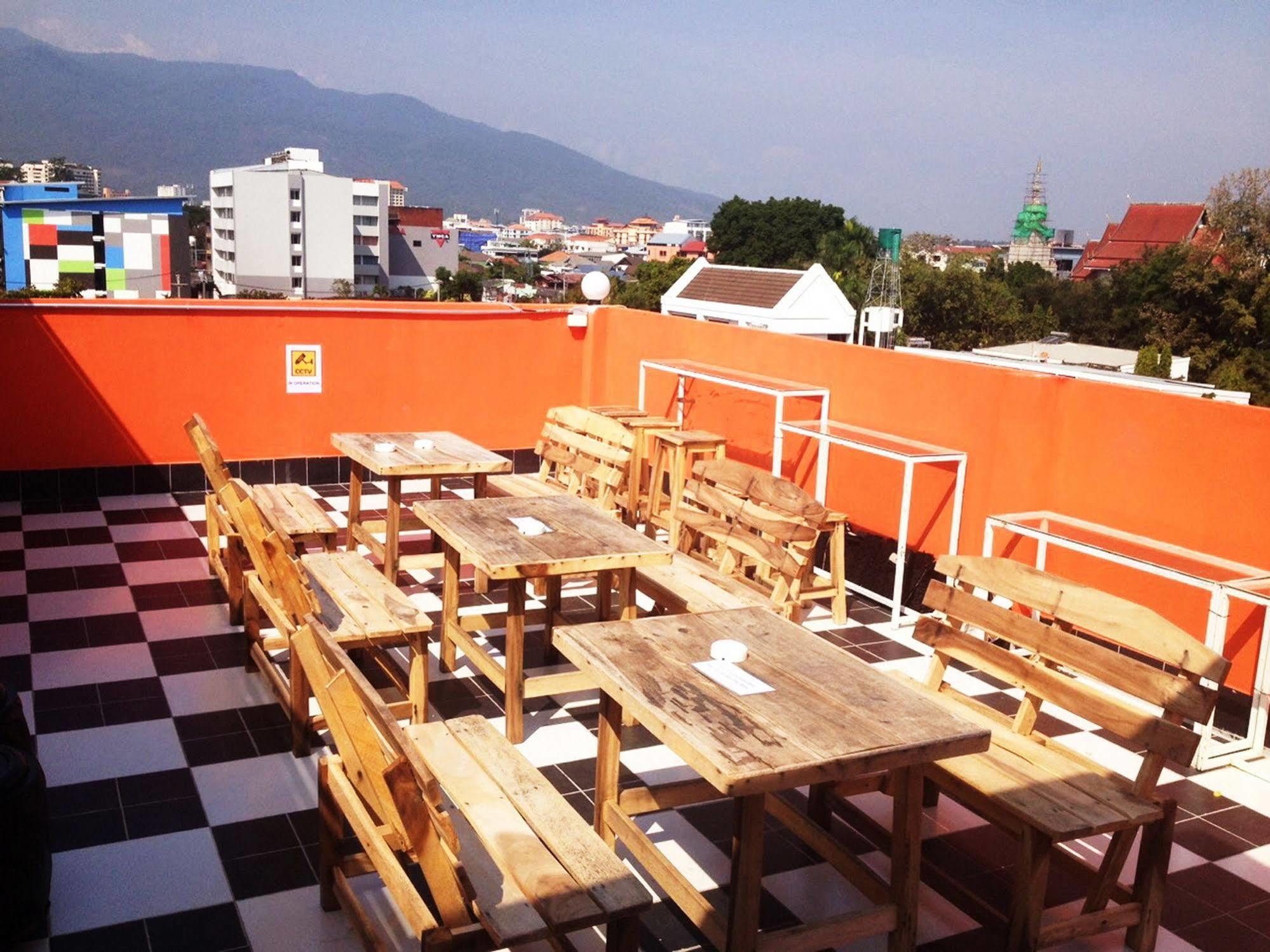 Safe And Sound Hostel Чиангмай Екстериор снимка