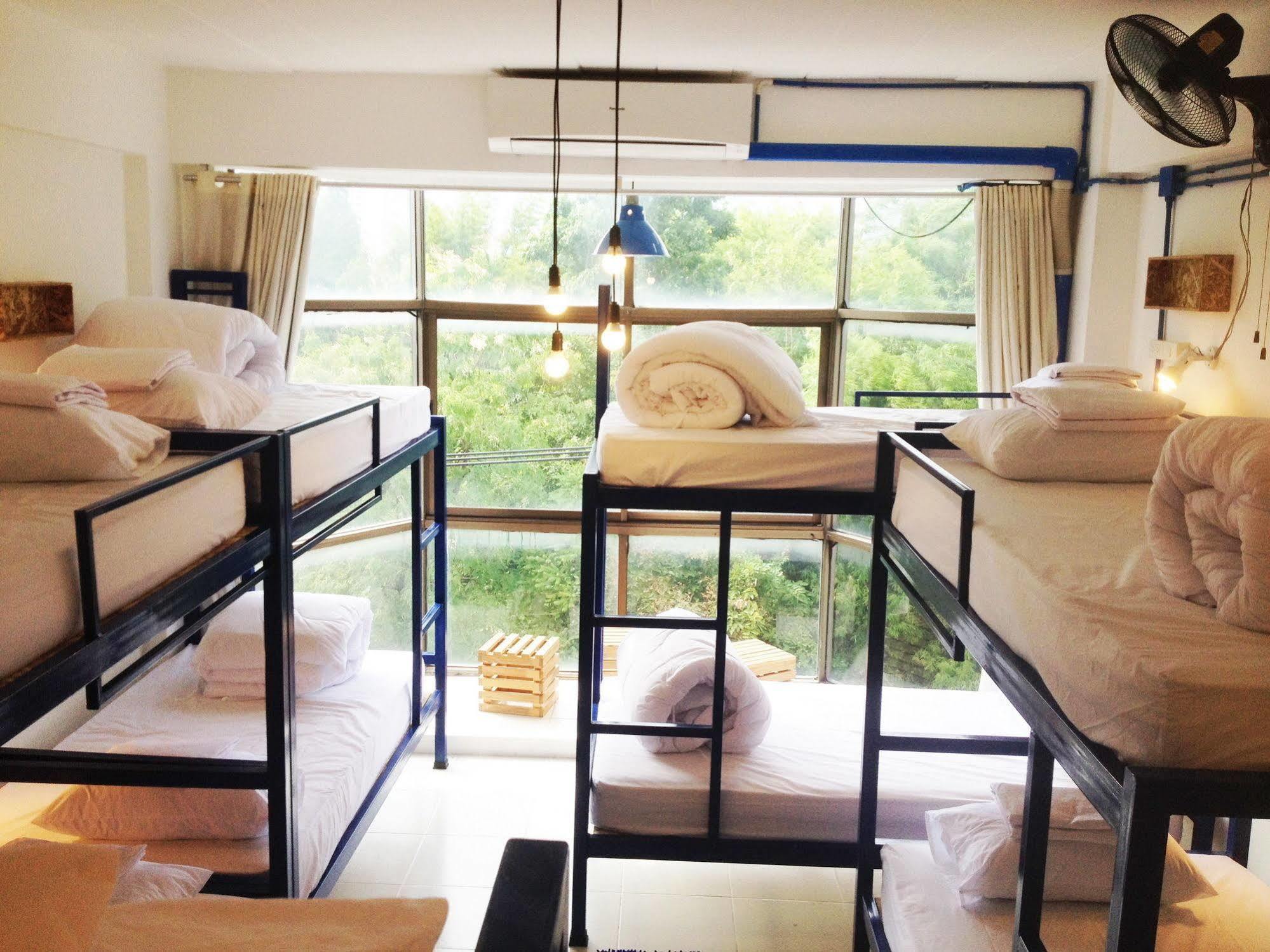 Safe And Sound Hostel Чиангмай Екстериор снимка
